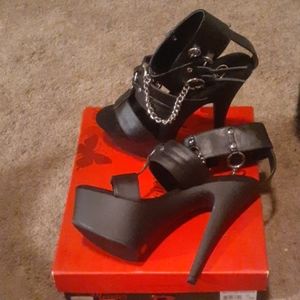 Black pleasers with chain